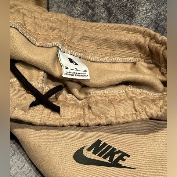 Brand new Nike Fleece Tech Shorts Men’s XL - Picture 3 of 5